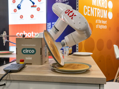 Cobotx onthult de eerste robot die pannenkoeken bakt in een duurzame Bruynzeel keuken